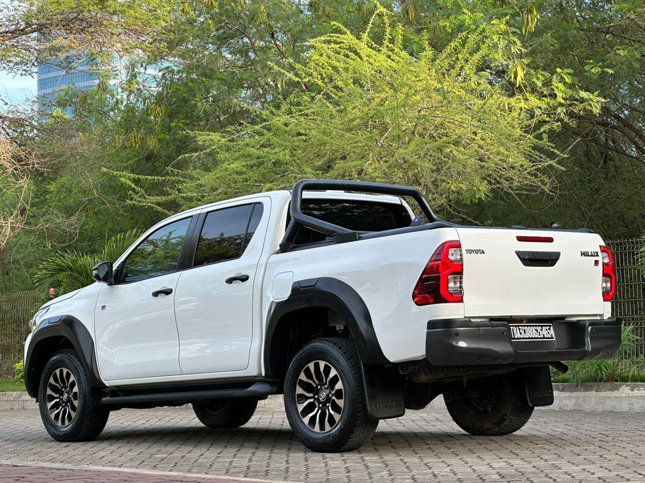 HILUX DOUBLE CABIN thumbnail 3